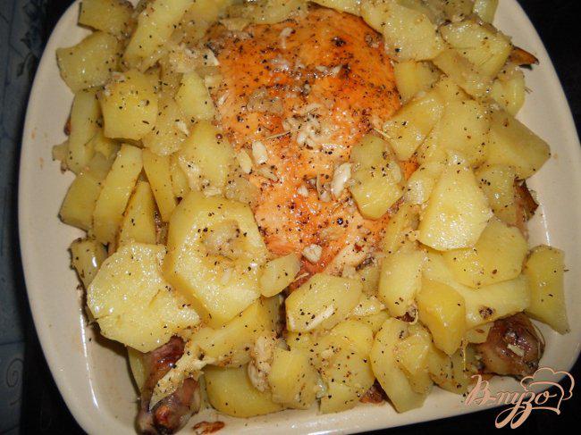 Фото приготовление рецепта: Сочная курица с розмарином и картофелем шаг №4