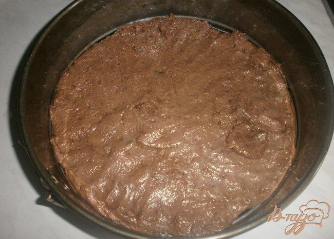 Фото приготовление рецепта: Шоколадный пирог с творожно-клубничным суфле шаг №10