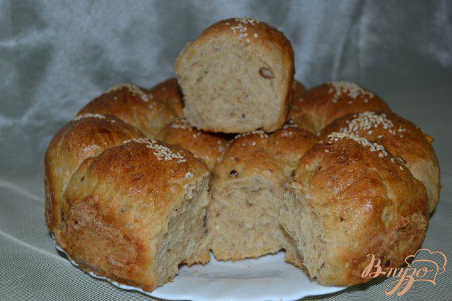 Фото приготовление рецепта: Овсяно-пшеничные булочки с сыром и семечками шаг №8