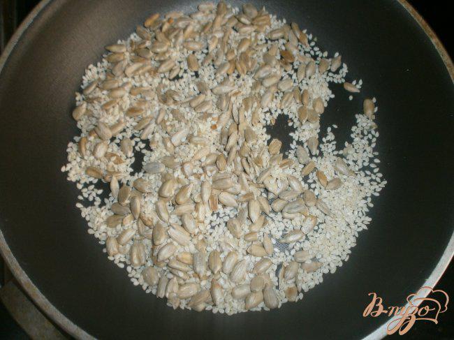 Фото приготовление рецепта: Овсяно-пшеничные булочки с сыром и семечками шаг №2