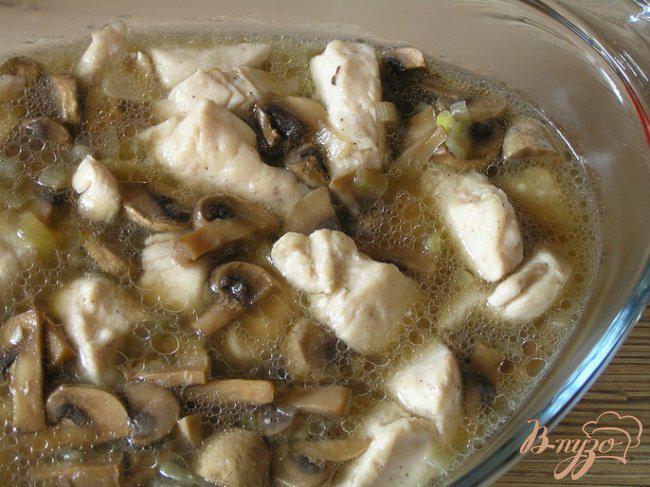 Фото приготовление рецепта: Кассероль с курицей, грибами и булгуром шаг №6