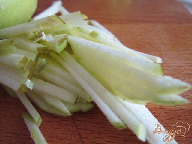 Фото приготовление рецепта: Салат из репчатого лука , яблока и чечевицы шаг №3
