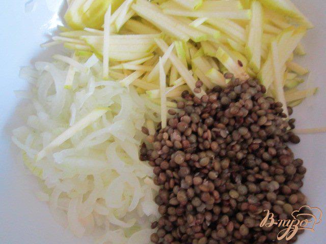 Фото приготовление рецепта: Салат из репчатого лука , яблока и чечевицы шаг №4