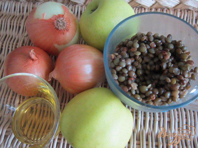 Фото приготовление рецепта: Салат из репчатого лука , яблока и чечевицы шаг №1