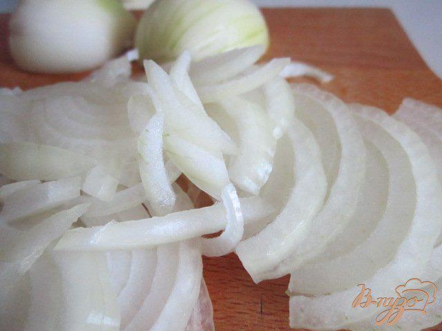 Фото приготовление рецепта: Салат из репчатого лука , яблока и чечевицы шаг №2