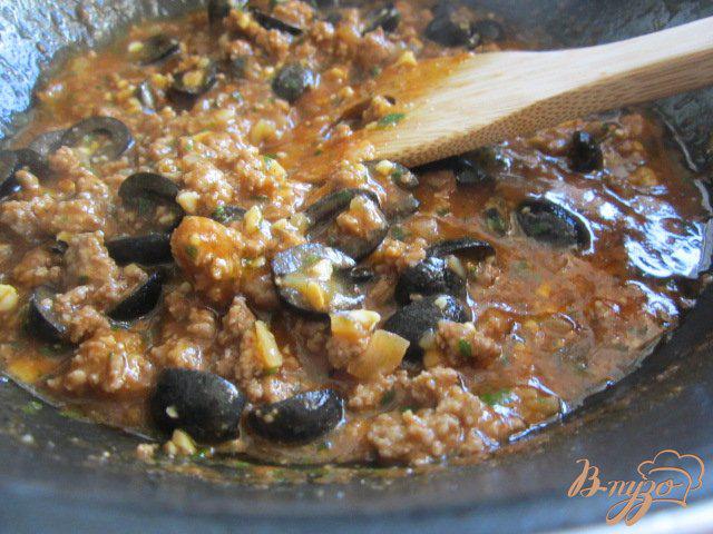 Фото приготовление рецепта: Спагетти с мясным фаршем и маслинами шаг №7