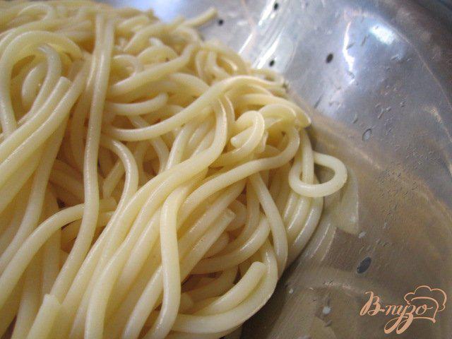 Фото приготовление рецепта: Спагетти с мясным фаршем и маслинами шаг №8