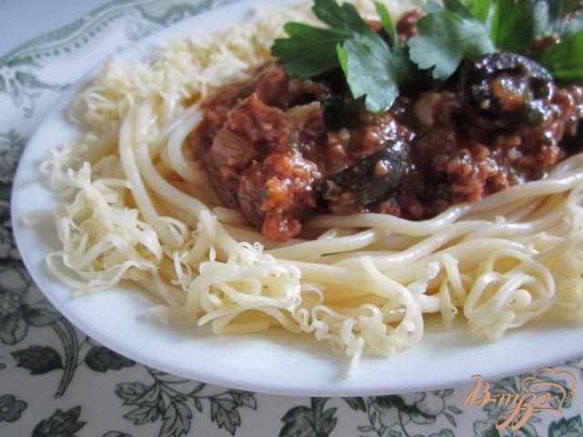 Фото приготовление рецепта: Спагетти с мясным фаршем и маслинами шаг №10