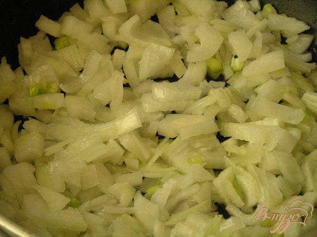 Фото приготовление рецепта: Чебуреки с картофелем и зеленью шаг №5