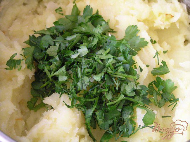 Фото приготовление рецепта: Чебуреки с картофелем и зеленью шаг №7