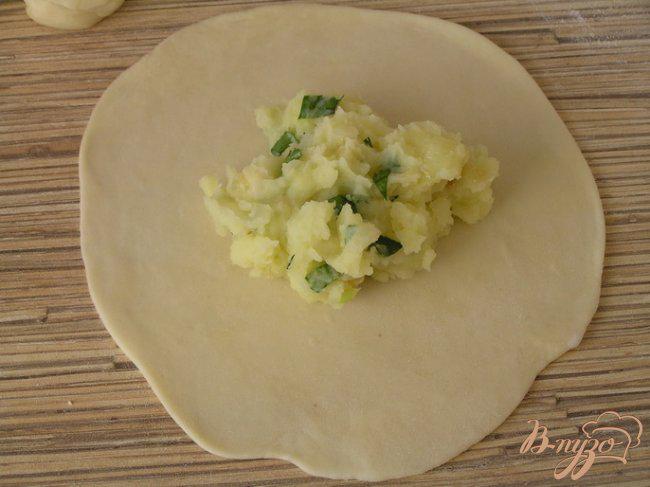 Фото приготовление рецепта: Чебуреки с картофелем и зеленью шаг №10