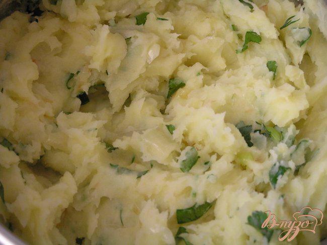 Фото приготовление рецепта: Чебуреки с картофелем и зеленью шаг №8