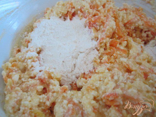 Фото приготовление рецепта: Морковно-яблочные сырники шаг №5