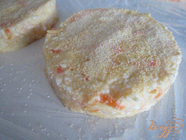 Фото приготовление рецепта: Морковно-яблочные сырники шаг №6