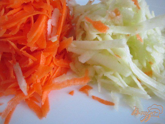 Фото приготовление рецепта: Морковно-яблочные сырники шаг №2