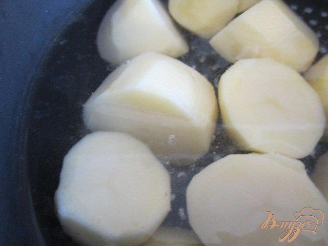 Фото приготовление рецепта: Картофельное пюре с базиликом шаг №1