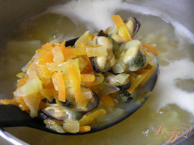 Фото приготовление рецепта: Суп с желтой чечевицей и мидиями шаг №6
