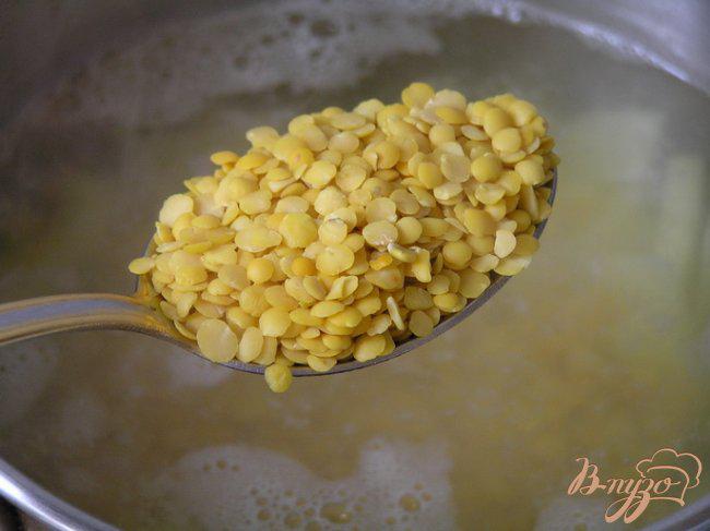 Фото приготовление рецепта: Суп с желтой чечевицей и мидиями шаг №5