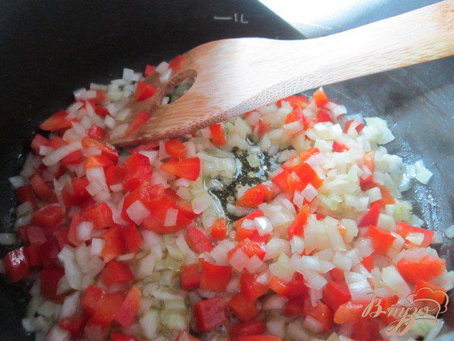 Фото приготовление рецепта: Рис с куриным мясом  и копчеными колбасками шаг №4