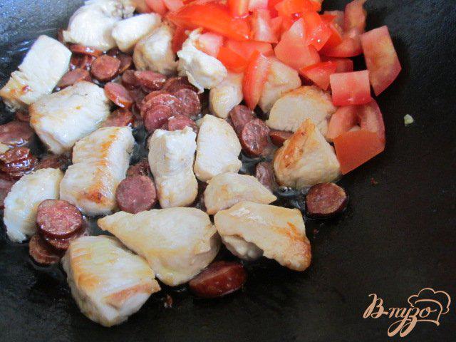 Фото приготовление рецепта: Рис с куриным мясом  и копчеными колбасками шаг №5