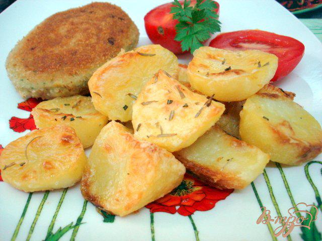 Фото приготовление рецепта: Картофель запеченный с чесноком и розмарином шаг №5