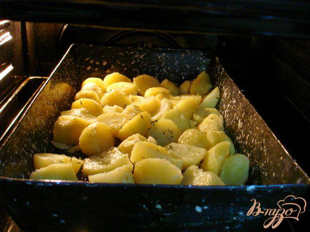 Фото приготовление рецепта: Картофель запеченный с чесноком и розмарином шаг №3