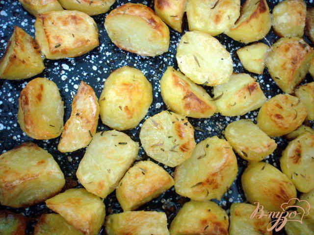 Фото приготовление рецепта: Картофель запеченный с чесноком и розмарином шаг №4