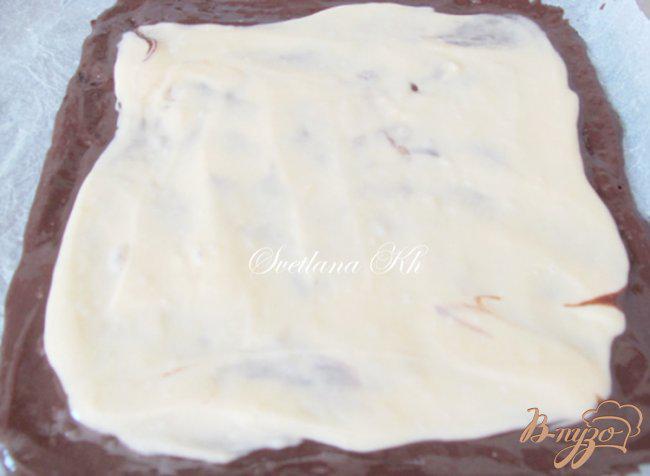 Фото приготовление рецепта: Шоколадный рулет на сгущенке шаг №5