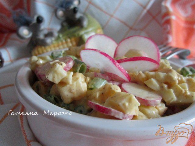 Фото приготовление рецепта: Кукурузный салат с яйцом и редисом шаг №6