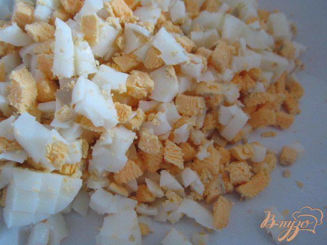 Фото приготовление рецепта: Кукурузный салат с яйцом и редисом шаг №2