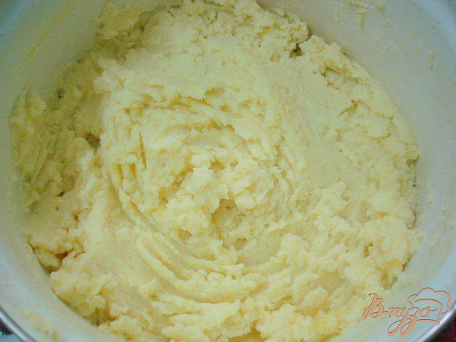 Фото приготовление рецепта: Вареники с картофелем - тесто на сметане с луком шаг №1