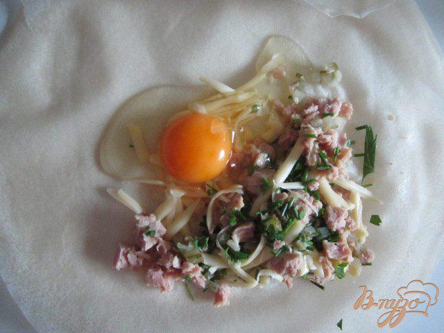 Фото приготовление рецепта: Брик с тунцом и яйцом шаг №3
