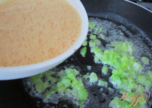 Фото приготовление рецепта: Омлет с зеленой спаржей шаг №6