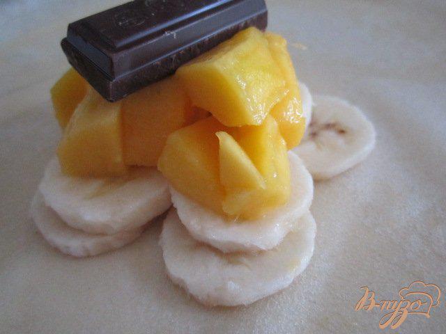 Фото приготовление рецепта: Мешочки с фруктами и шоколадом шаг №4