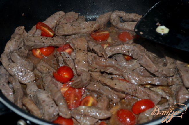 Фото приготовление рецепта: Жареная говядина со сладким перцем по-быстрому шаг №3