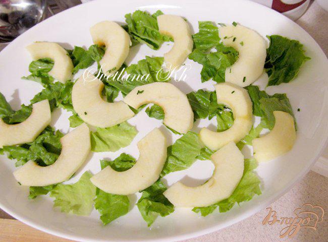 Фото приготовление рецепта: Салат из свеклы, яблок и болгарской брынзы шаг №2