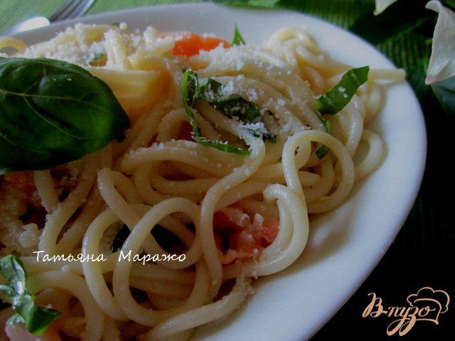 Фото приготовление рецепта: Спагетти с семгой,базиликом и лимоном шаг №5