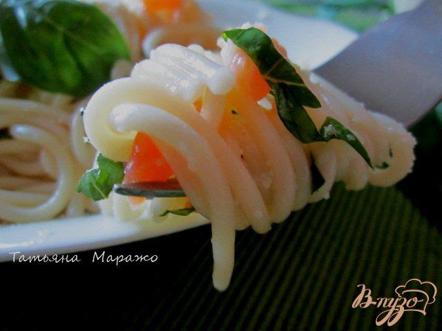 Фото приготовление рецепта: Спагетти с семгой,базиликом и лимоном шаг №6
