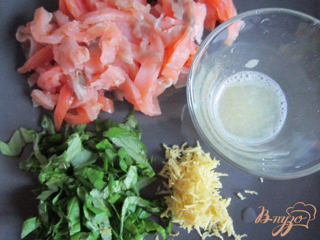 Фото приготовление рецепта: Спагетти с семгой,базиликом и лимоном шаг №2