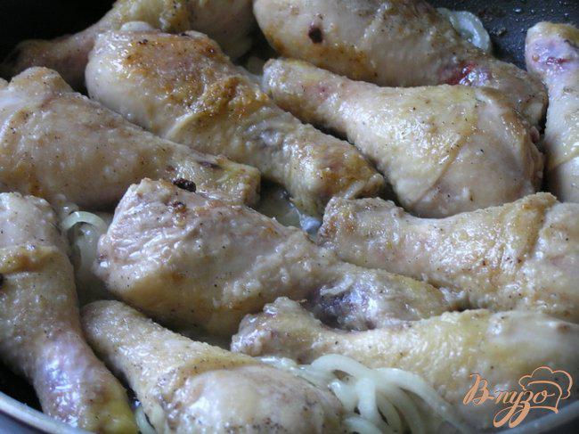 Фото приготовление рецепта: Куриные ножки в сливочном соусе с цуккини шаг №4