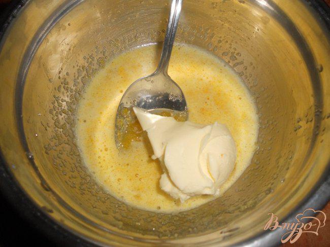 Фото приготовление рецепта: Сладкие роллы из шоколадных блинчиков с клубникой и лимонным курдом шаг №6