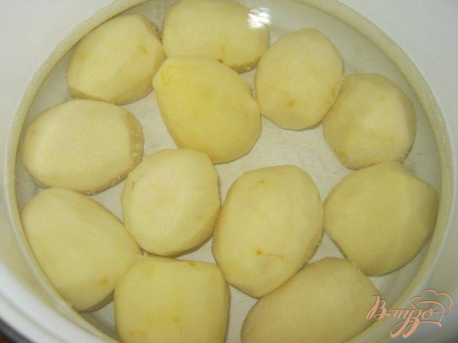 Фото приготовление рецепта: Котлетки с картошкой в сметанно-томатном соусе шаг №3