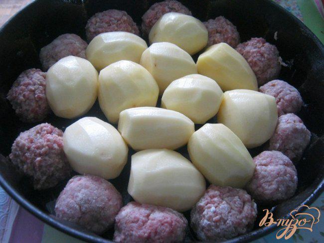 Фото приготовление рецепта: Котлетки с картошкой в сметанно-томатном соусе шаг №4