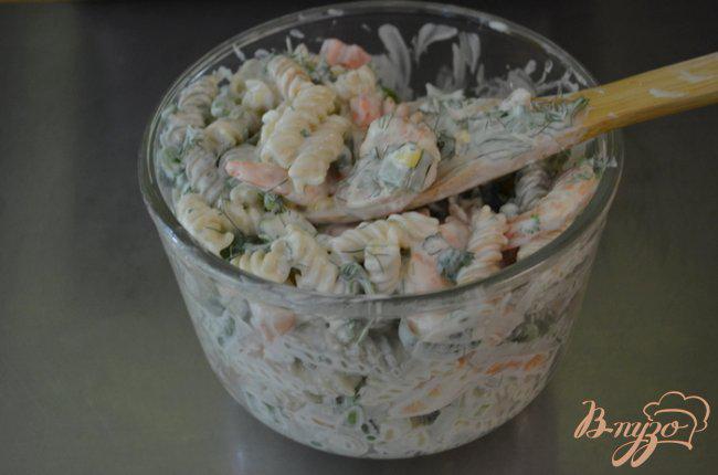 Фото приготовление рецепта: Салат с пастой и креветками шаг №3