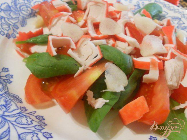 Фото приготовление рецепта: Салат с помидором, шпинатом и песто шаг №1