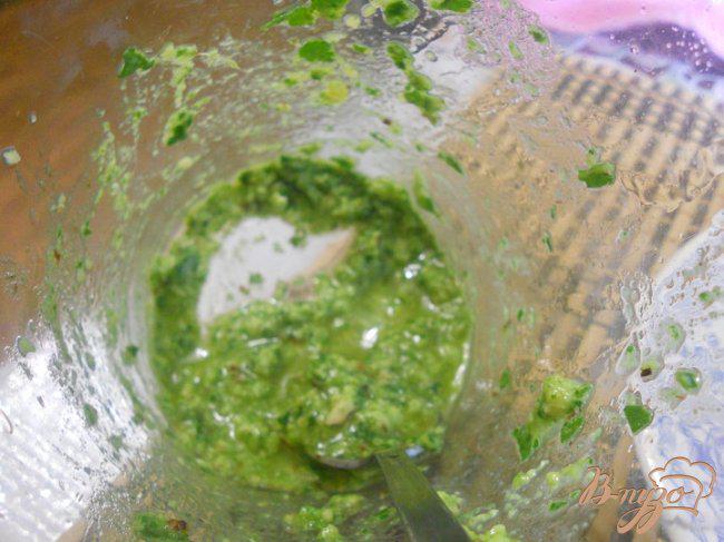 Фото приготовление рецепта: Салат с помидором, шпинатом и песто шаг №2