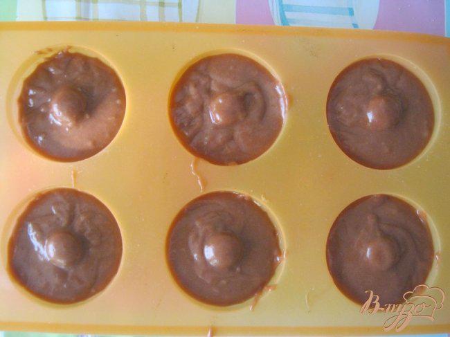 Фото приготовление рецепта: Кексы с шоколадной глазурью шаг №4