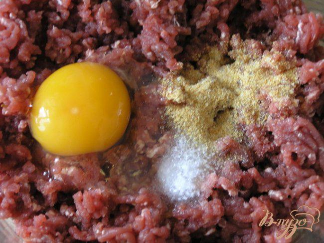 Фото приготовление рецепта: Фарфалле с фрикадельками в томатно-базиликовом соусе шаг №2