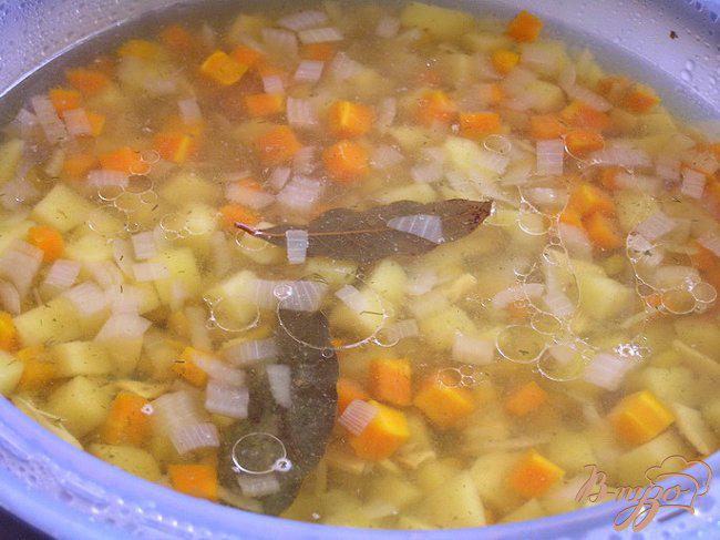 Фото приготовление рецепта: Гороховый суп с копченым кальмаром шаг №6