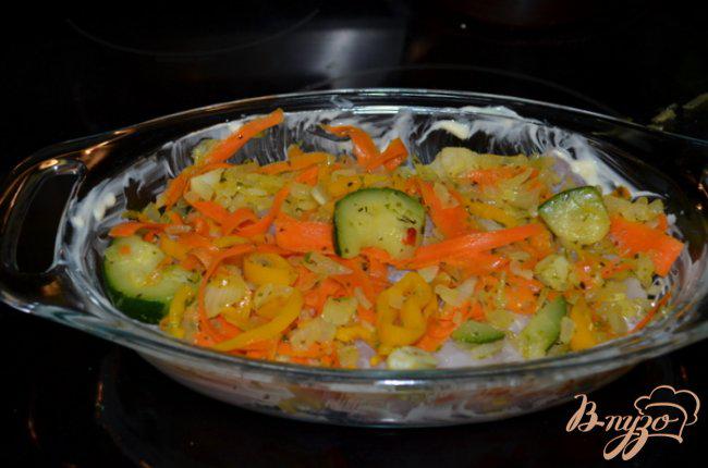 Фото приготовление рецепта: Морской окунь с овощным ассорти шаг №3